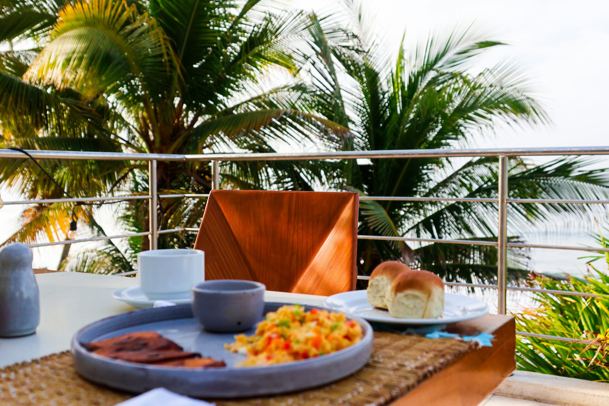 Frühstück mit Meerblick und Palmen auf Terrasse. Bild von WordPress